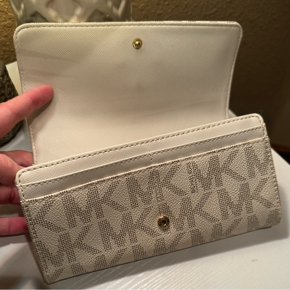 Michael Kors trifold wallet - Picture 3 of 4